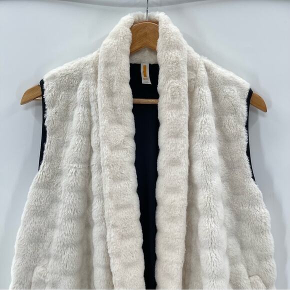 Lucy Woman's White Faux Fur Vest Size Medium Preppy Mob Wife Old Money - Picture 2 of 8